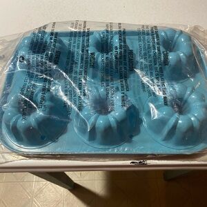 Pampered Chef Blue Silicone Mini Bundt Pan and large bundt pan